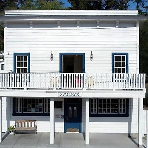 Smiley'S Saloon & Hotel